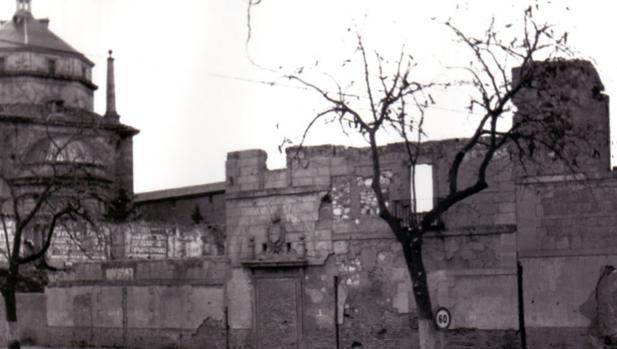Aspecto del edificio de San Lázaro en 1965, destruido en 1936. Foto. Colección F. Villasante