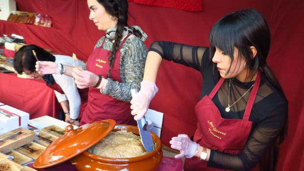 Elaboradores de turrón artesano muestran sus creaciones en un puesto de la feria