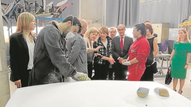 La primera dama alemana, Elke Büdenbender (en el centro), visitando un centro donde se imparte FP dual