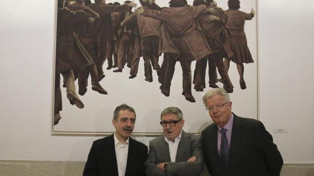 Genovés, en el centro, el día que su obra, «El Abrazo», fue colocada en el Congreso
