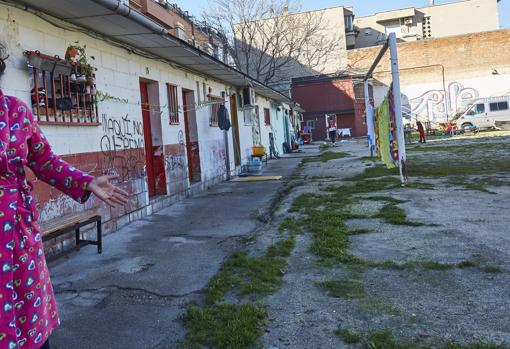 Una de las porterías del antiguo campo del Puerta Bonita, con ropa tendida