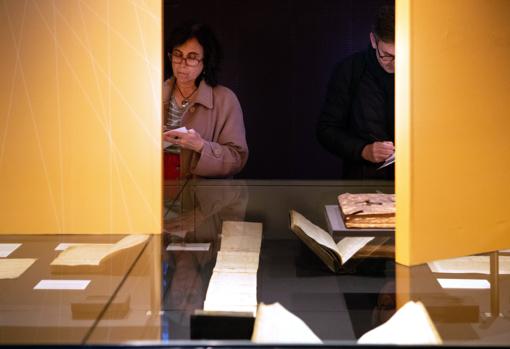 La exposición reúne 63 documentos