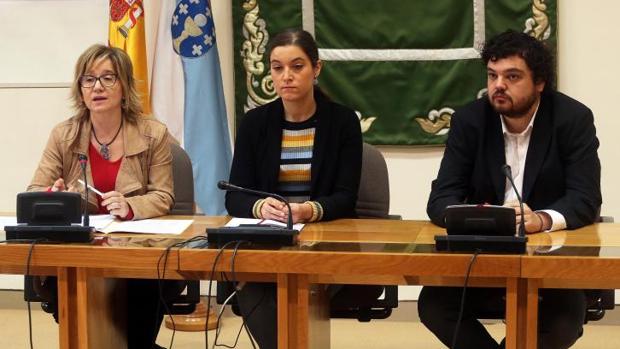 Los tres portavoces de sanidad de la oposición, Montse Prado (i), Eva Solla y Julio Torrado, este jueves en el Parlamento