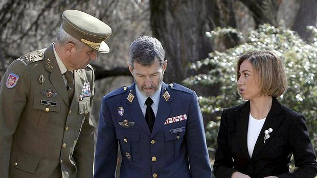 El exjefe del Estado Mayor del Ejército Fulgencio Coll, con el exjefe del Estado Mayor de la Defensa Julio Rodríguez y la exministra de Defensa Carme Chacón
