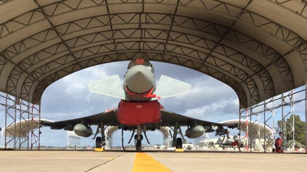 Caza Eurofighter del Ala 11 del Ejército del Aire, con base en Morón de la Frontera (Sevilla), en uno de sus hangares
