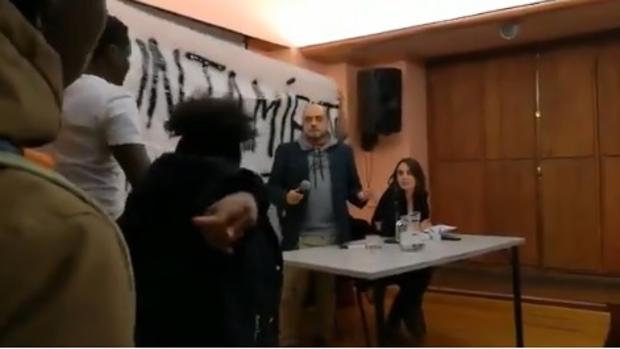 Los manteros desplegan una de las pancartas detrás de Rita Maestre y Eloy Cuéllar