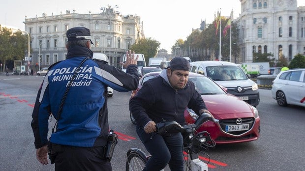Un policía municipal, en el control de Cibeles