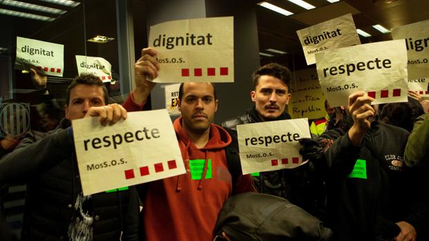 Protesta de los Mossos en la sede de Interior