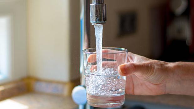Un vaso de agua del grifo