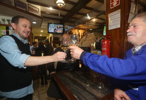 Javier Suárez, brindando con champán en la Raxería San Marcos