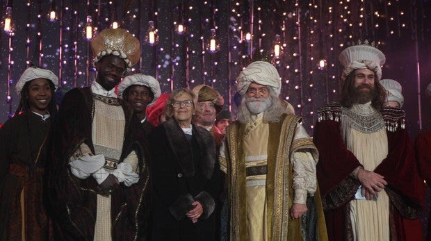 Manuela Carmena con los Reyes Magos tras la cabalgata de 2018