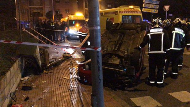 Estado en el que quedó el vehículo volcado en Alcalá de Henares