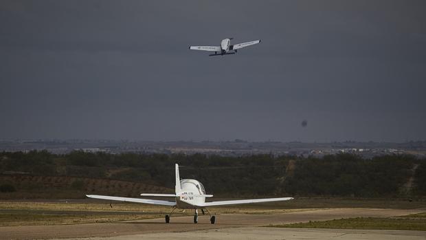 Dos avionetas despegan en el aeródromo de Casarrubios