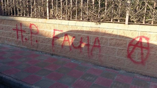 Pintada en la fachada de la vivienda de Pilar Alía, en Cobisa