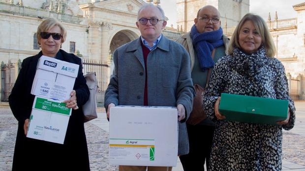 Miembros de Unidos contra el Cáncer con las quejas presentadas ante el Procurador del Común