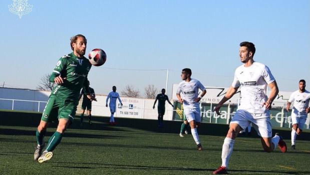 Rubén Moreno controla un balón ante el acoso de Fernando Loaísa
