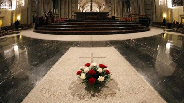 Lápida donde están los restos de Franco en la basílica del Valle de los Caídos