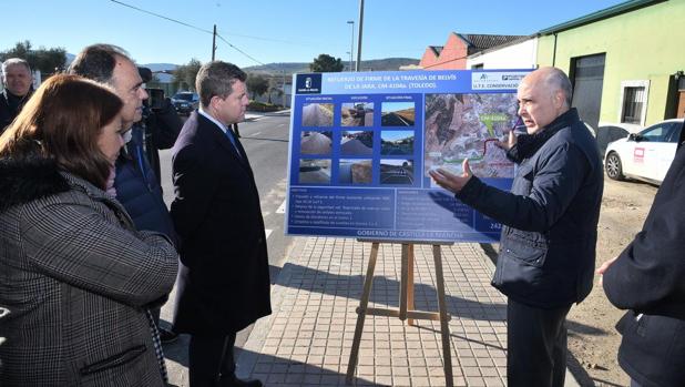 El presidente García-Page durante su visita a Belvis de la Jara
