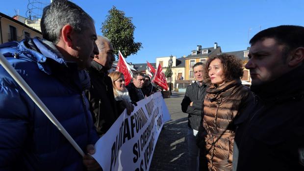 La alcaldesa de Ponferrada conversa con los trabajadores auxiliares de la central térmica de Compostilla