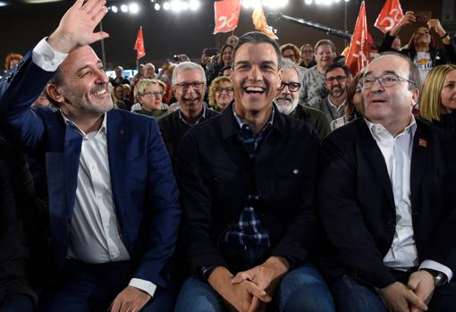 Jaume Colboni, candidato del PSC para Barcelona, Sánchez e Iceta hoy en el acto celebrado en la Ciudad Condal