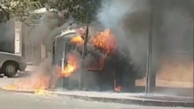 Uno de los contenedores ardiendo en Humanes