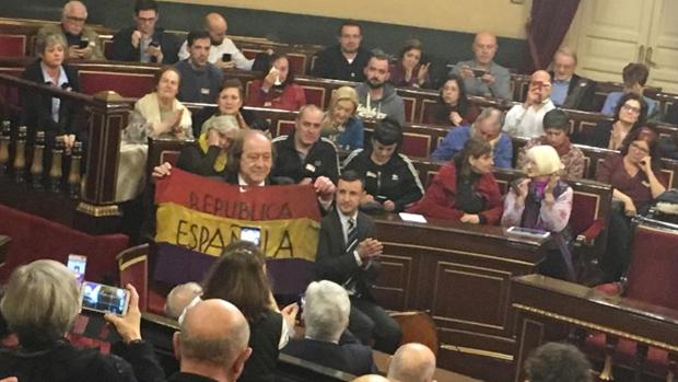 Uno de los músicos presentes despliega una bandera republicana