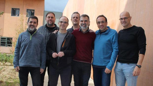 Jordi Sànchez, Oriol Junqueras, Jordi Turull, Joaquim Forn, Jordi Cuixart, Josep Rull y Raül Romeva, en una imagen en el centro penitenciario de Lledoners