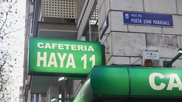 La placa ahora dedica al poeta Joan Maragall, antes Capitán Haya