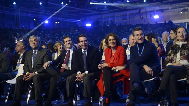 Casado, ayer, junto a José María Aznar, Ana Botella, Alberto Núñez Feijóo y Ana Pastor