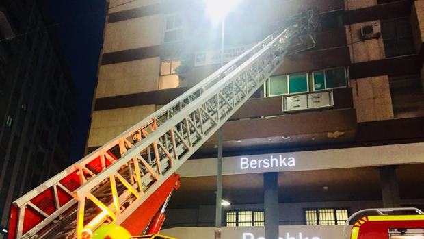 Efecgtivos de Bomberos en una intervención por un incendio en la ciudad de Alicante