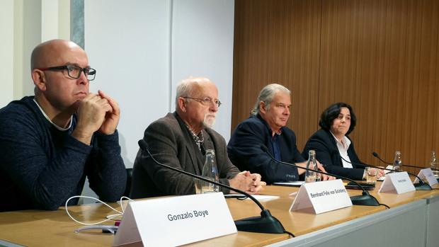 Gonzalo Boye acompañado de miembros de Die Linke y la ANC, ayer en Berlín