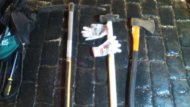 Algunos de los objetos que la Policía Local encontró en el vehículo de los ladrones
