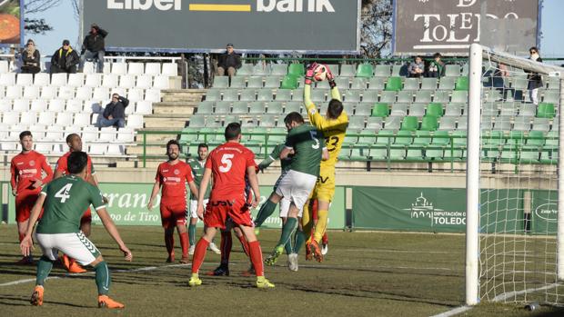 El meta Fran atrapa un balón por alto del Toledo en su área