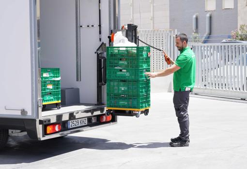 Imagen de un repartidor de Mercadona tomada en su «colmena» de Valencia