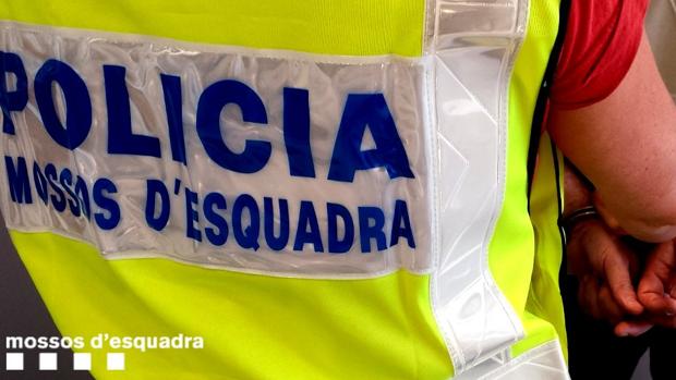 Un agente de los Mossos d'Esquadra practicando una detención, en una foto de archivo