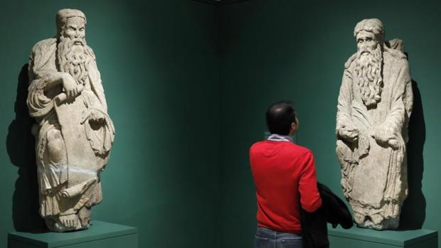 Las estatuas de Isaac y Abraham, durante la exposición dedicada al Maestro Mateo en el Museo del Prado