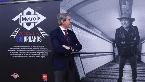 El presidente Garrido contempla la fotografía de Joaquín Sabina en la exposición «Retratos Suburbanos»