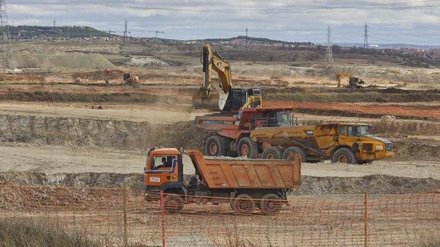 Las excavadoras comienzan los trabajos de urbanización del desarrollo de Los Ahijones
