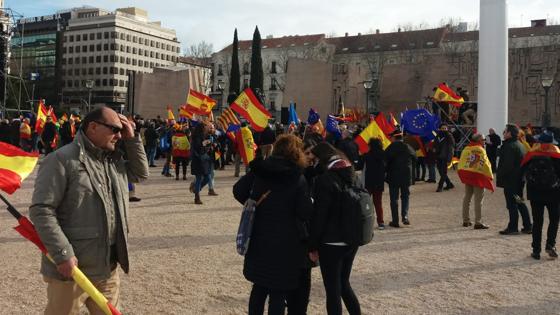 Muchas banderas de España en Colón
