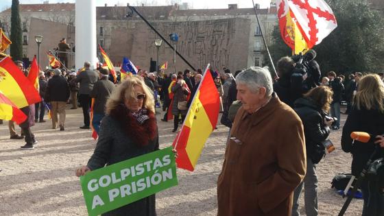 «Golpistas a prisión», dice una pancarta que porta una manifestante