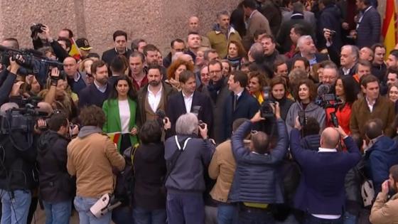 Los dirigentes políticos suben al escenario y posan para los medios gráficos