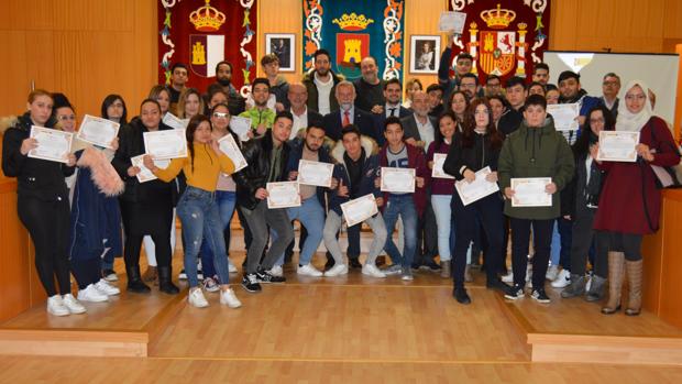 El alcalde de Talavera durante la entrega de los diplomas a los participantes en el programa