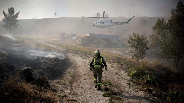 Brigadista en un incendio en Orense