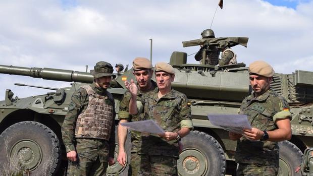 El General Jefe de Brican XVI inspecciona a su Grupo de Caballería Milán XVI en una sesión de instrucción