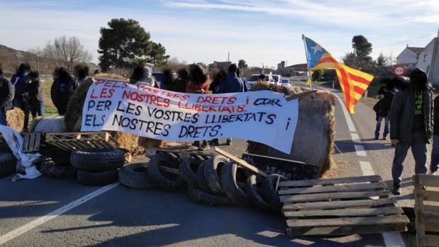Fotografía distribuida por los CDR a través de internet, con la carretera cortada