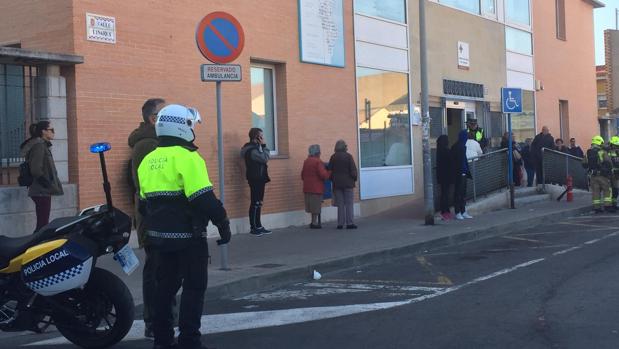 Los agentes de Policía y Bomberos en el centro de salud de Alicante en el momento del desalojo