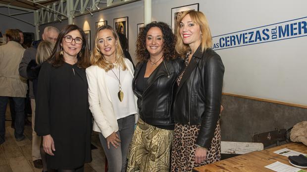 Monia Antonioli (segunda por la izquierda), en la inauguración de la exposición