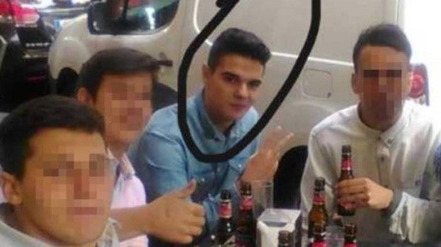 Alberto Sánchez, con unos amigos