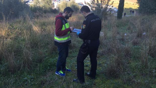 Imagen de los agentes en la zona en la que se han encontrado los restos humanos
