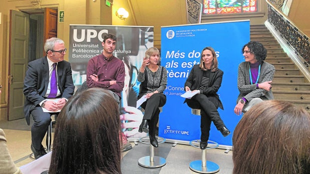 Obiols, primera por la derecha, durante el encuentro de la UPC